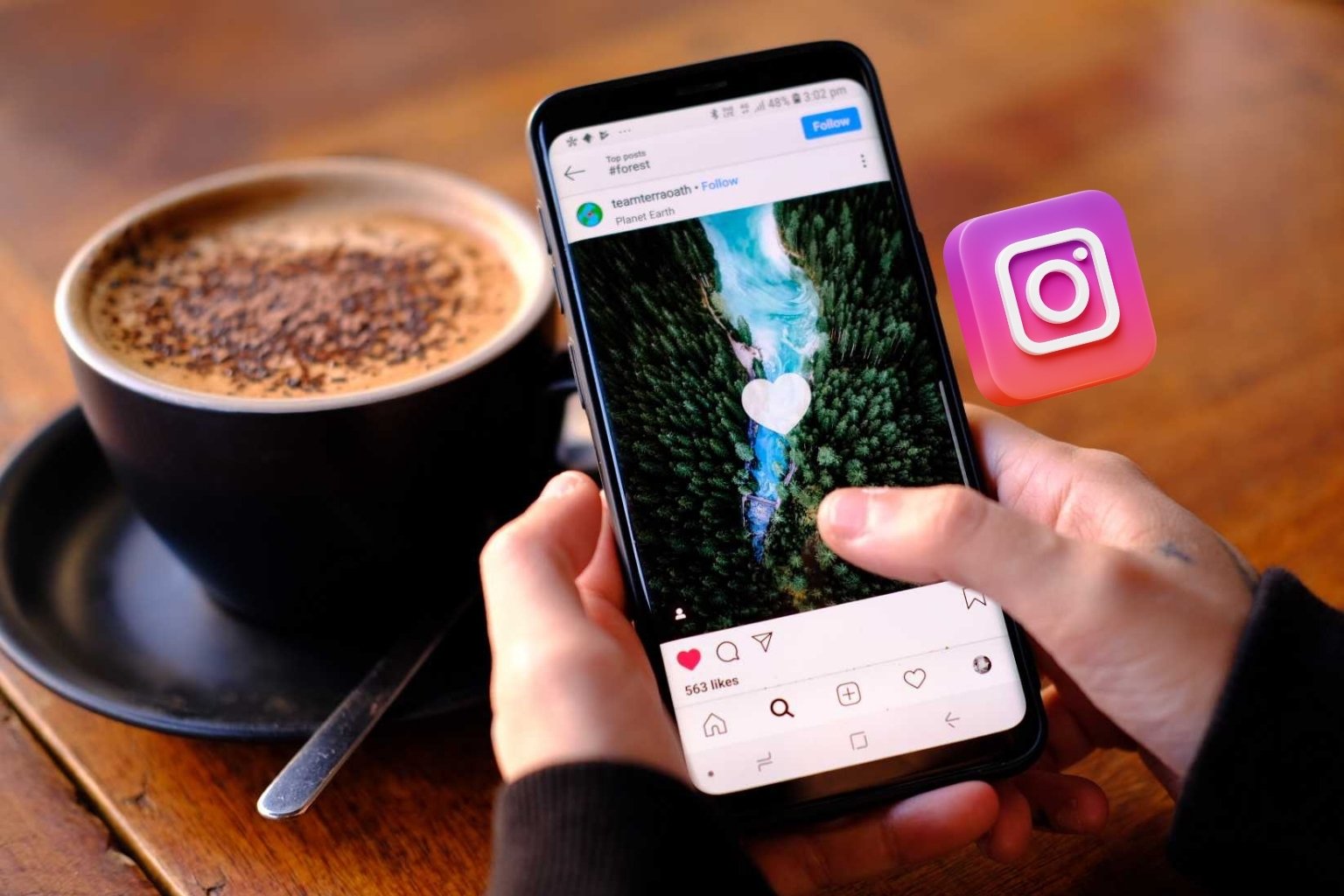 Infográfico explicando o novo algoritmo do Instagram 2025 e estratégias para aumentar o alcance.